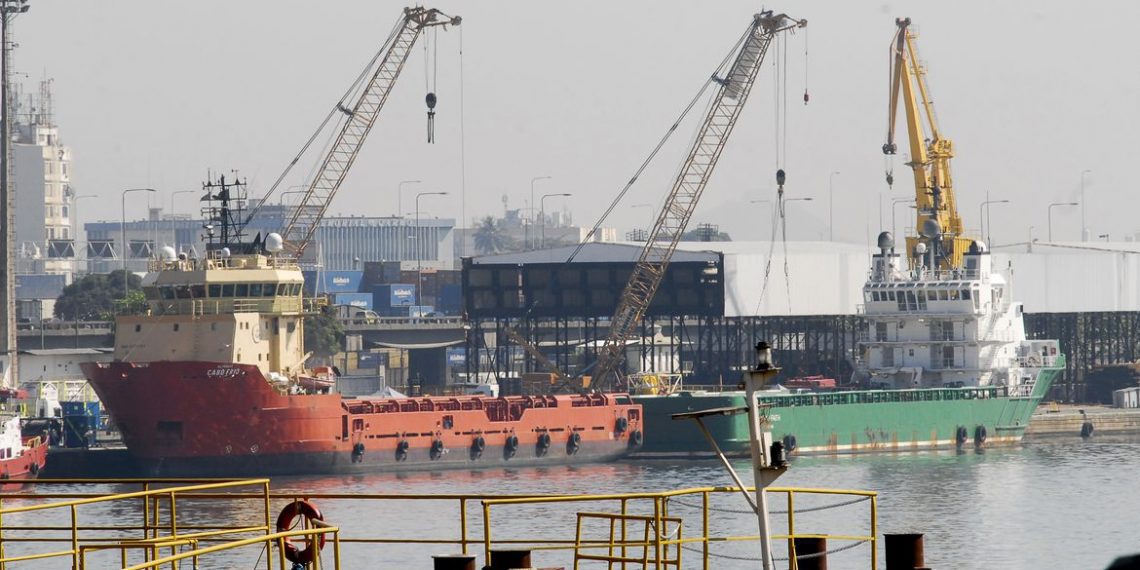 Atracação de navios no Caís do Porto do Rio de Janeiro, guindaste, container.