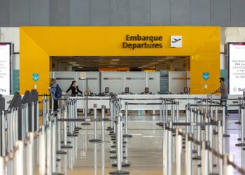 Covid-19 derrubou transporte aéreo de passageiros pela metade em 2020