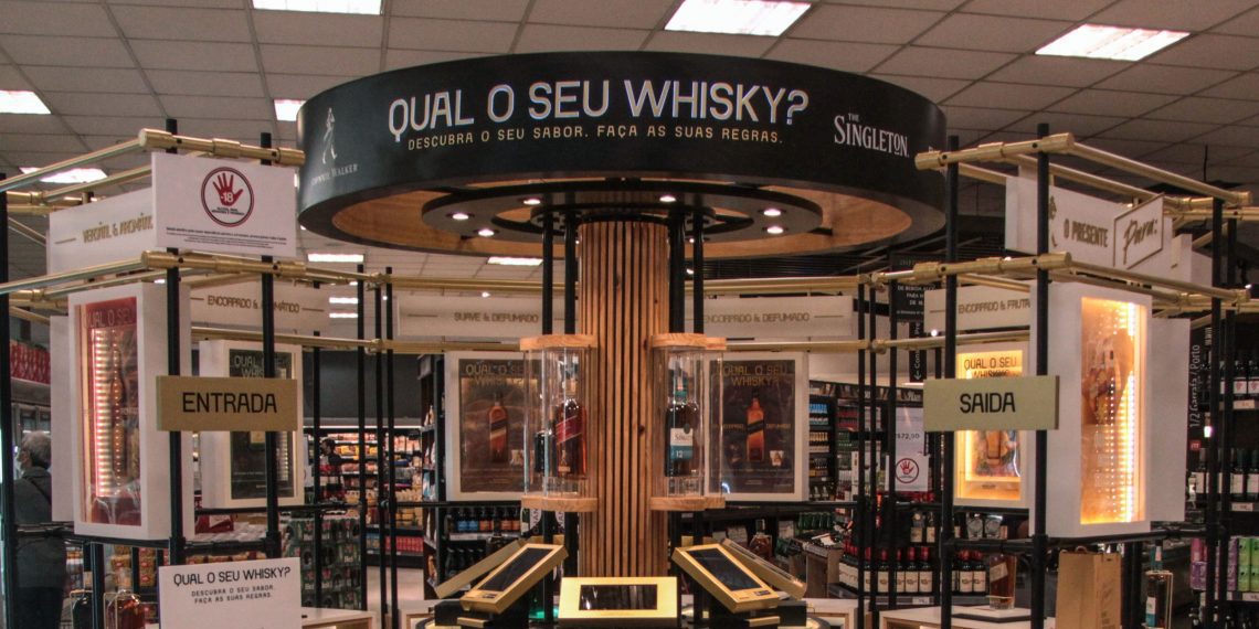 Diageo, dona da Johnnie Walker, aposta no modelo store in store no Brasil