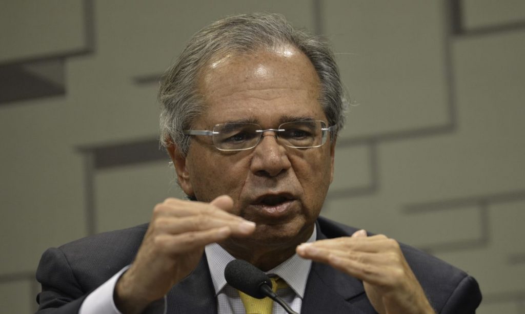 Petrobras não satisfaz ninguém e 'a bomba fica no colo do governo', diz Guedes