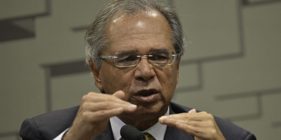 Petrobras não satisfaz ninguém e 'a bomba fica no colo do governo', diz Guedes