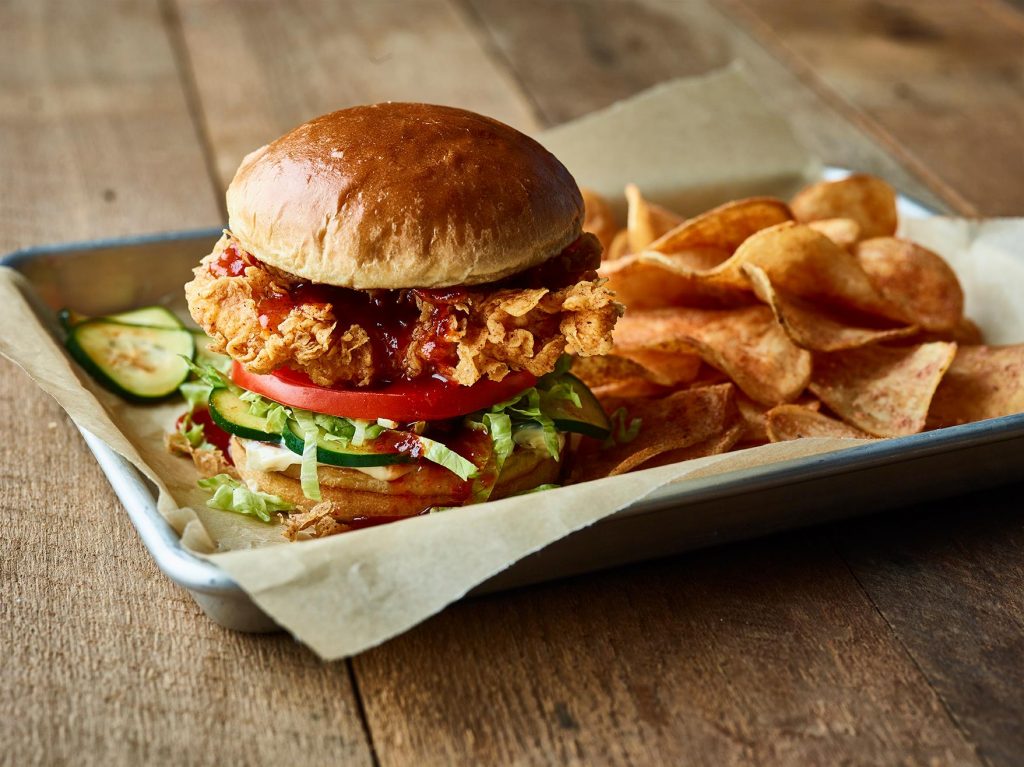 Bloomin' Brands abre 70ª operação de restaurante 100% delivery no Brasil, a Aussie Grill