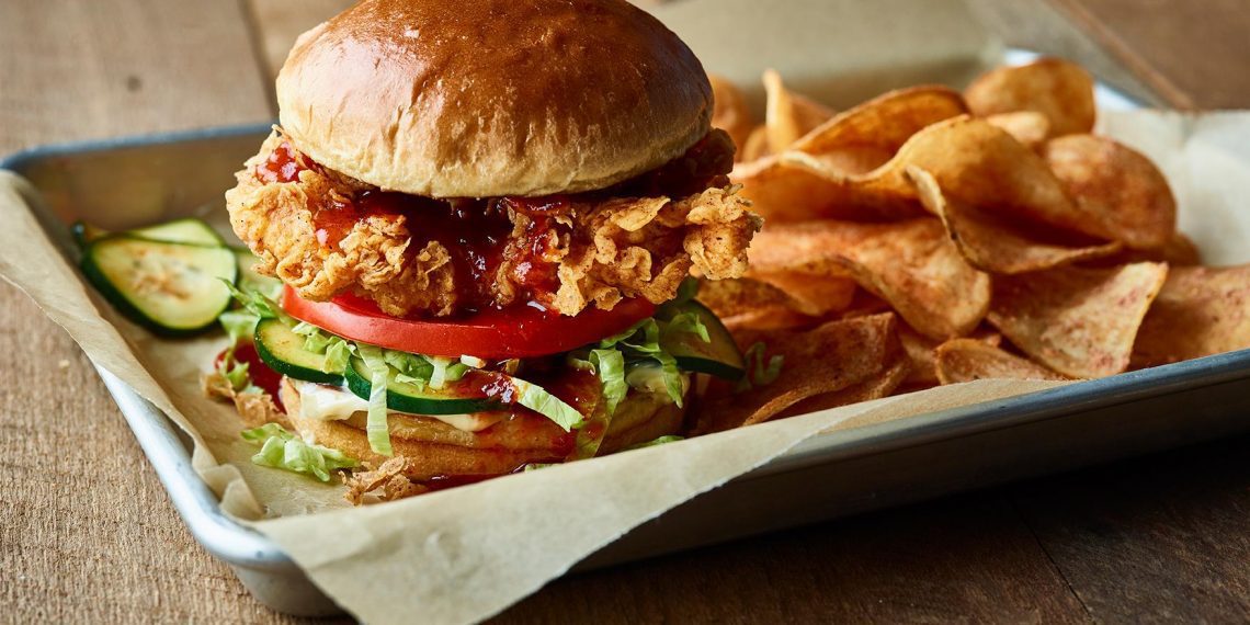 Bloomin' Brands abre 70ª operação de restaurante 100% delivery no Brasil, a Aussie Grill