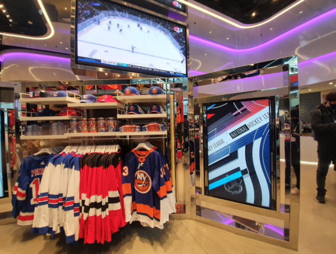 M&C Insights: Com experiência mulsensorial, loja da NHL conecta fãs aos times