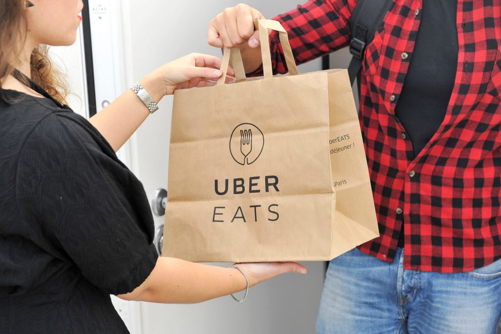 Uber Eats vai deixar de fazer entregas de restaurantes no Brasil em março