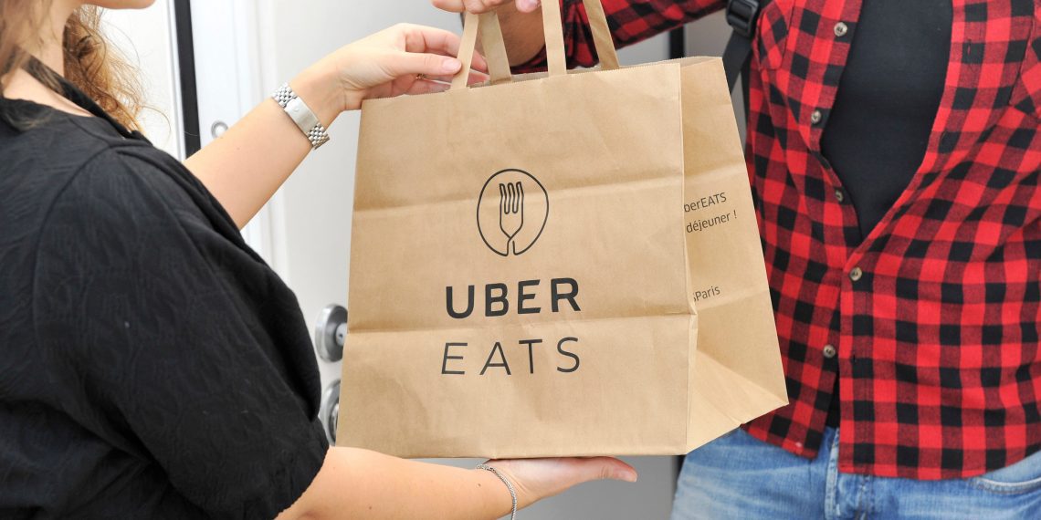 Uber Eats vai deixar de fazer entregas de restaurantes no Brasil em março