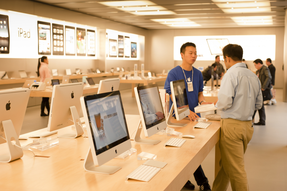 Apple impulsiona benefícios para manter funcionários do varejo
