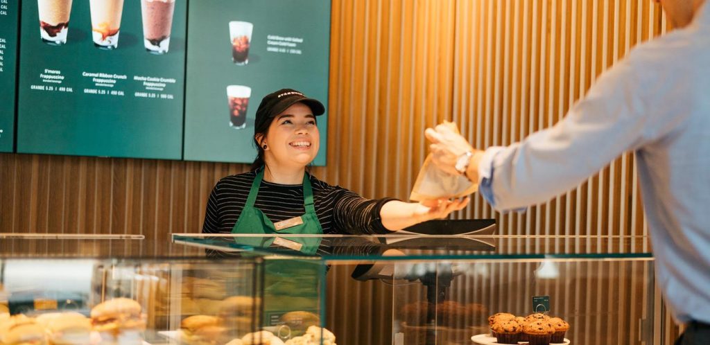 Funcionários da Starbucks fazem greve em mais de 100 lojas nos EUA