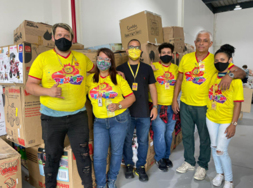 Grupo Ri Happy doa mais de 4.500 brinquedos para crianças de Petrópolis