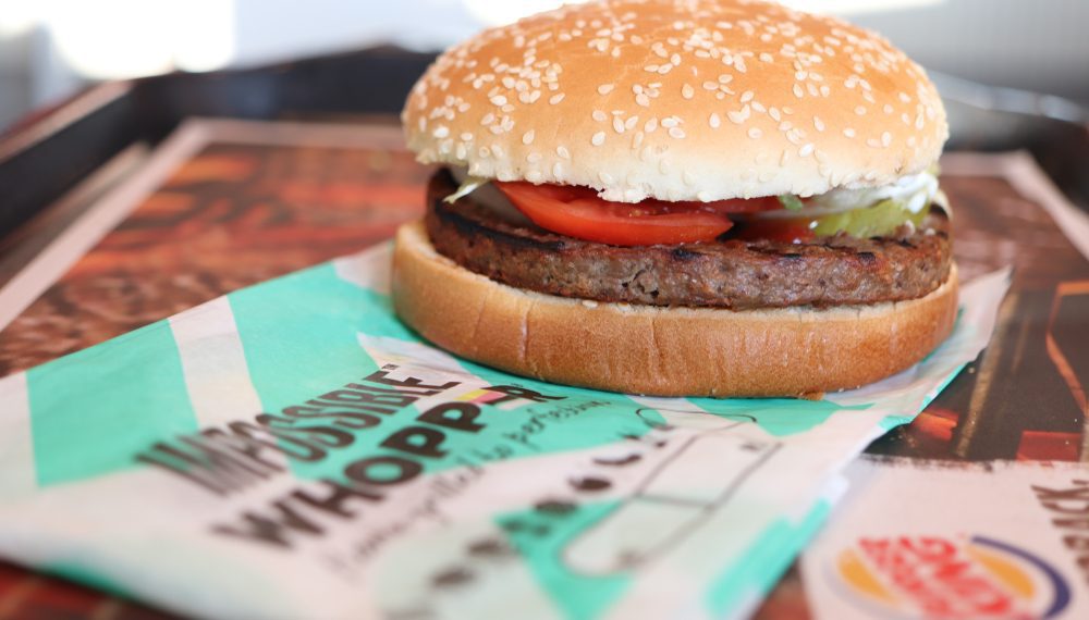 Burger King oferece Whopper de graça a quem denunciar fake news