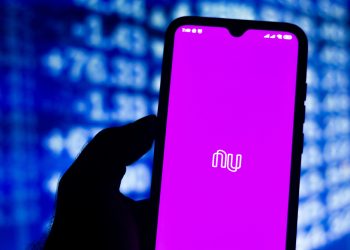 A forte queda das ações do Nubank - 65% só neste ano - não abalou os planos de David Vélez, fundador do banco digital. "Nossa tese não mudou", disse a jornalistas brasileiros no Fórum