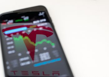 Investidores da Tesla expressam frustração com compra do Twitter por Elon Musk