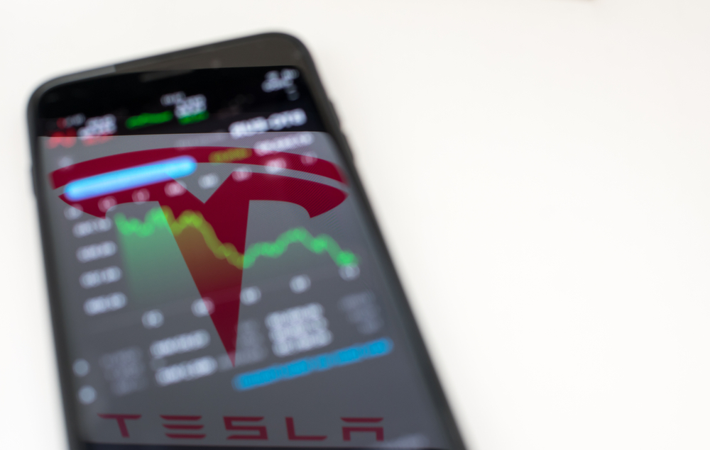 Investidores da Tesla expressam frustração com compra do Twitter por Elon Musk