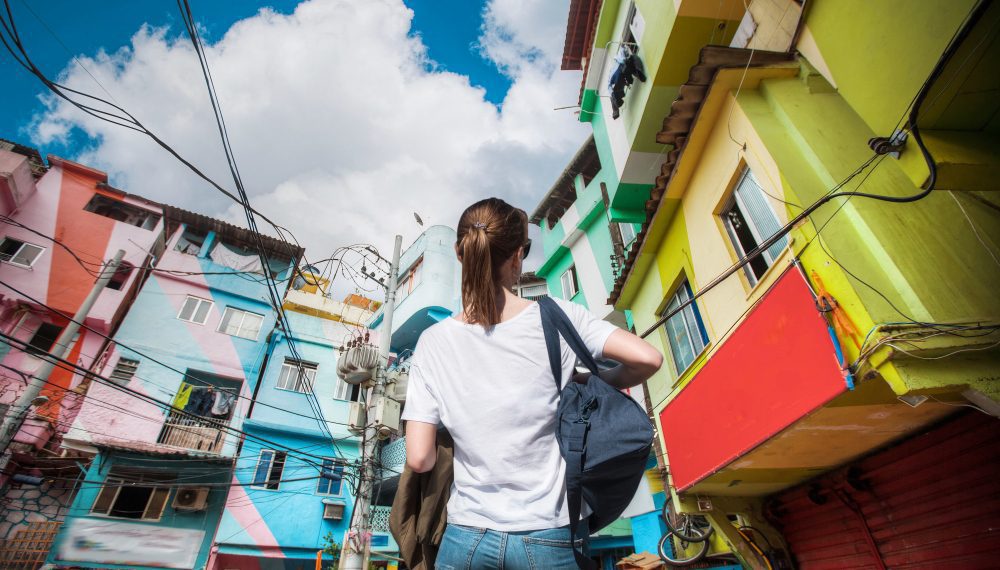 Mercado Livre e Shopee são as principais plataformas de compras nas 15 maiores favelas do Brasil