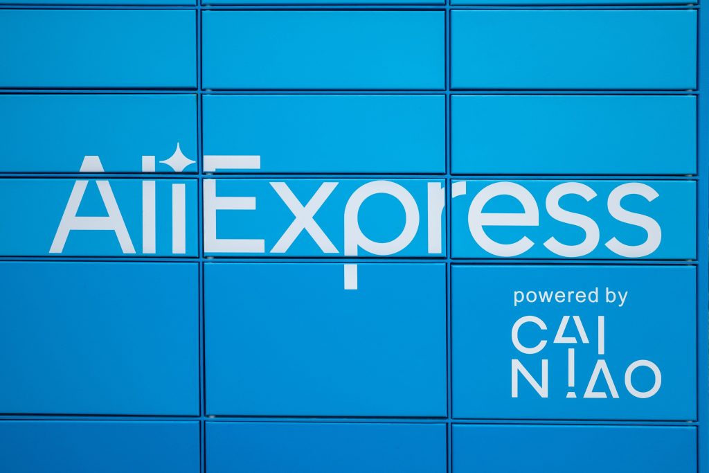 O AliExpress, gigante de comércio eletrônico do grupo chinês Alibaba, já instalou mais de 36 mil lockers na na Europa até o final de junho e está a caminho de montar mais de 47.500 até o final deste ano.
