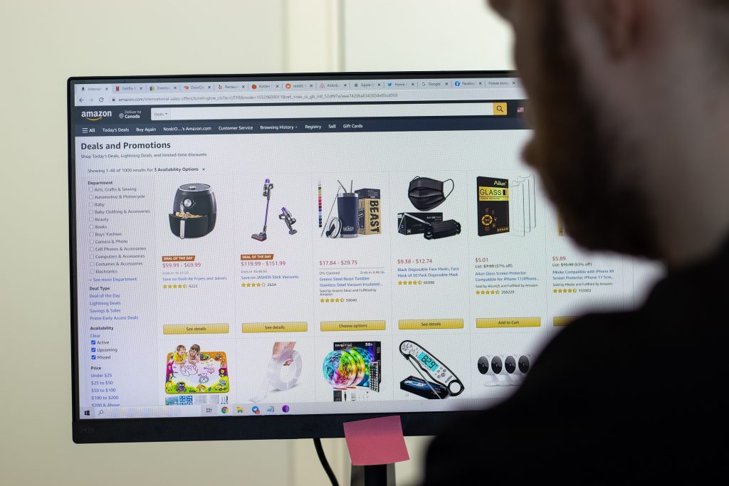 Amazon entra com ação contra grupos que fazem avaliações falsas de produtos