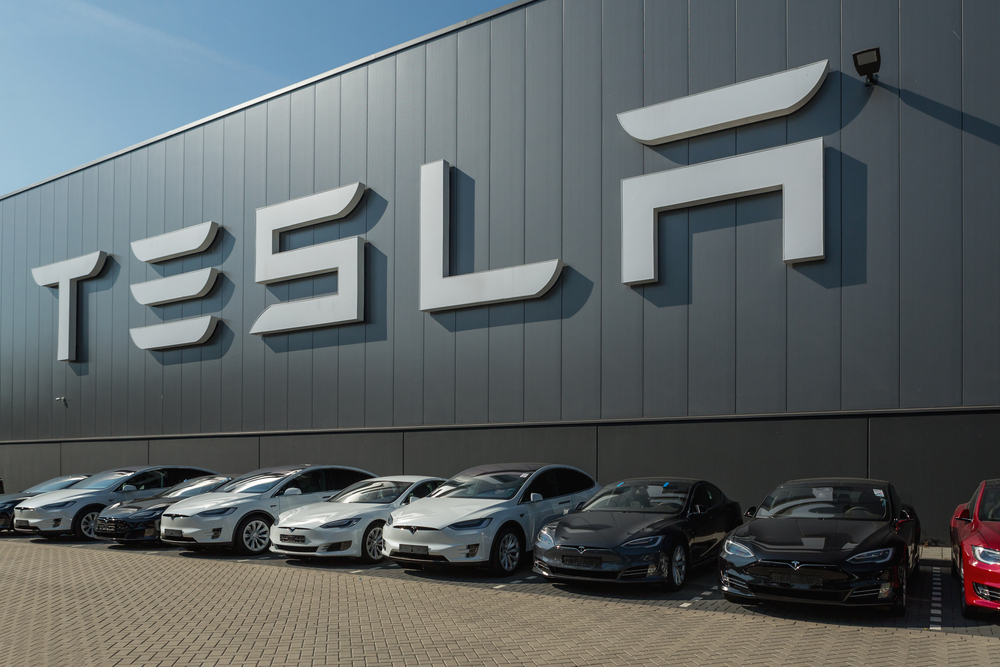 Tesla reduz preços de carros na China após tombo nas entregas