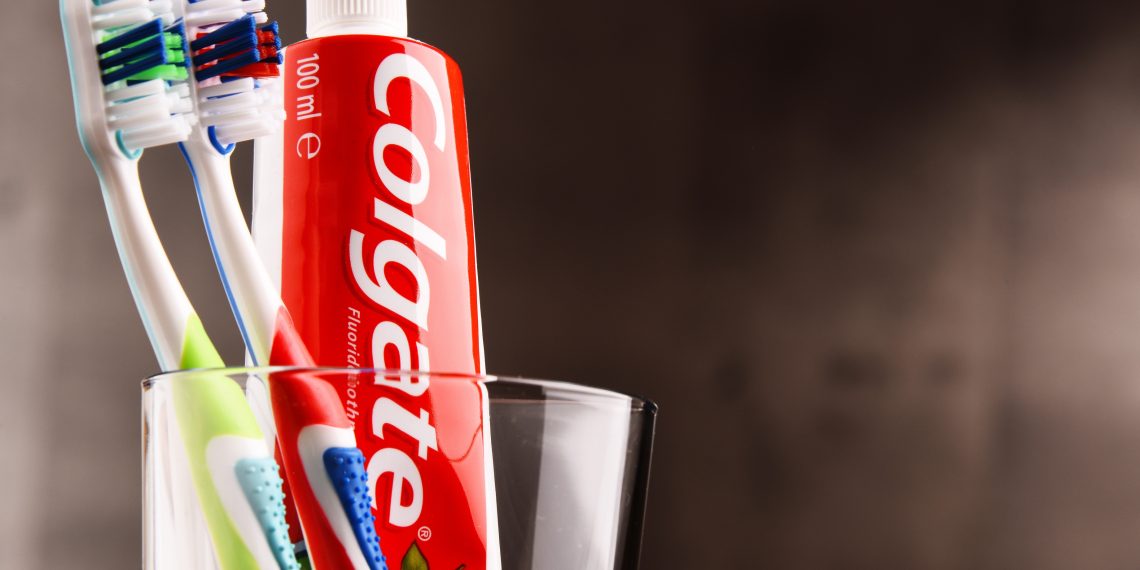 Colgate investe em marketplace para venda direta a dentistas 