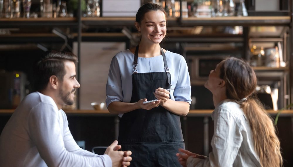 Taxa de rotatividade chega a 77,6% no setor de bares e restaurantes em 2023