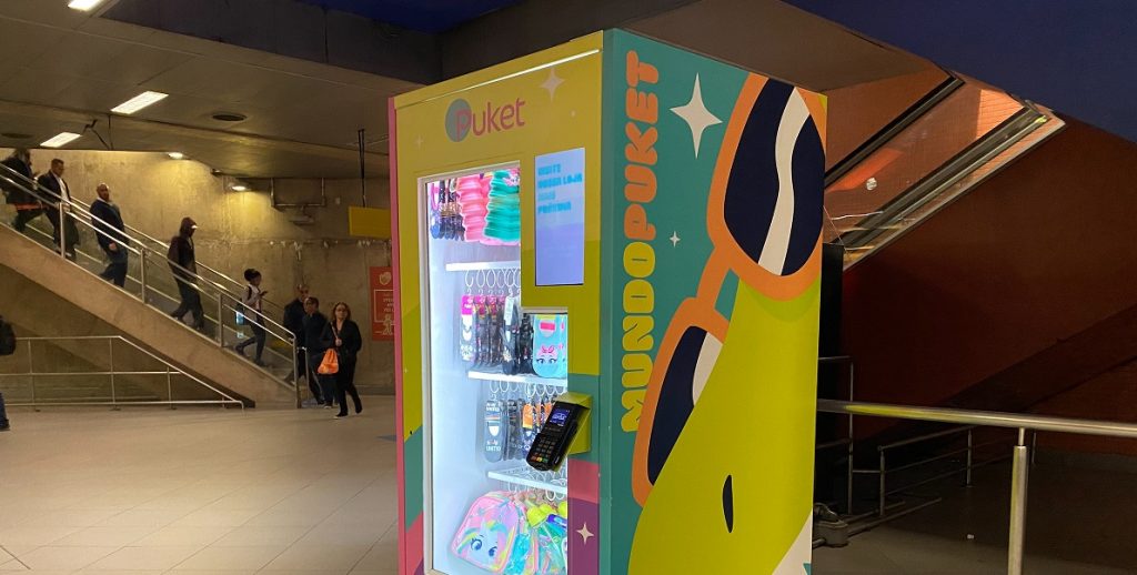 Puket instala vending machine em estação de metrô em São Paulo
