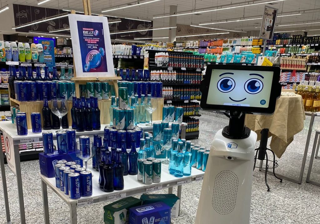 Supermercados Dalben usa robô para interagir com cliente em loja-conceito