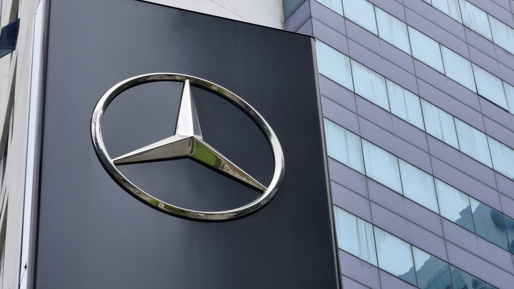 Mercedes-Benz vai produzir caminhões em turno único no ABC por até três  meses