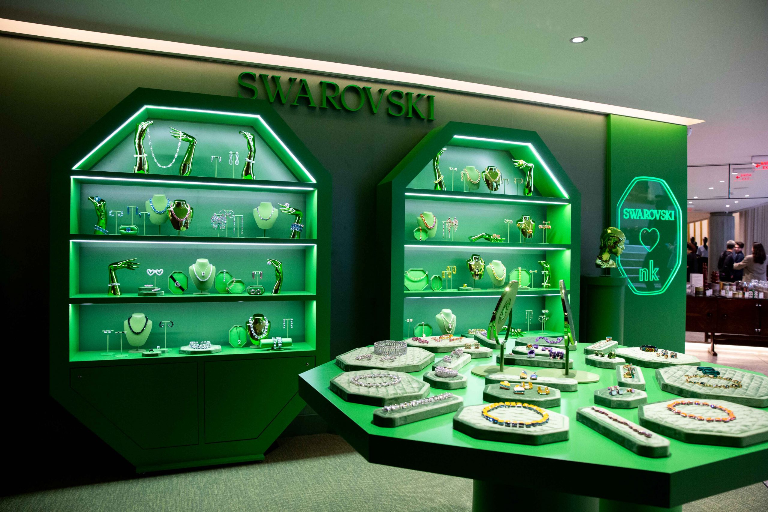 Swarovski inaugura primeira loja no Brasil após reposicionamento global da  marca - Mercado&Consumo
