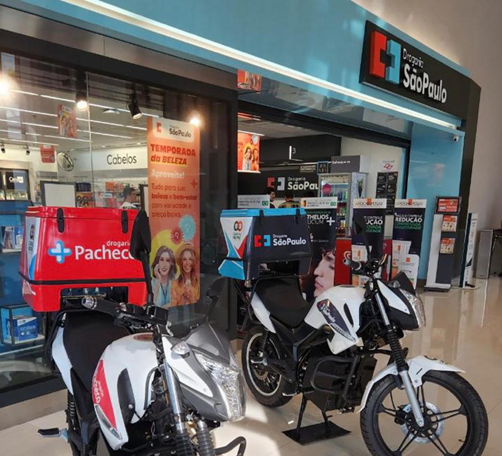 Drogaria São Paulo começa a realizar entregas com o auxílio de motos elétricas