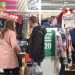 EUA: consumidores ainda gastam apesar das preocupações com a inflação e as taxas de juros