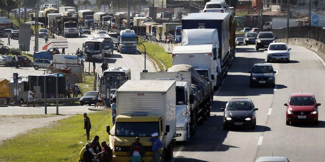 Caminhoneiros e taxistas recebem auxílio nesta terça-feira