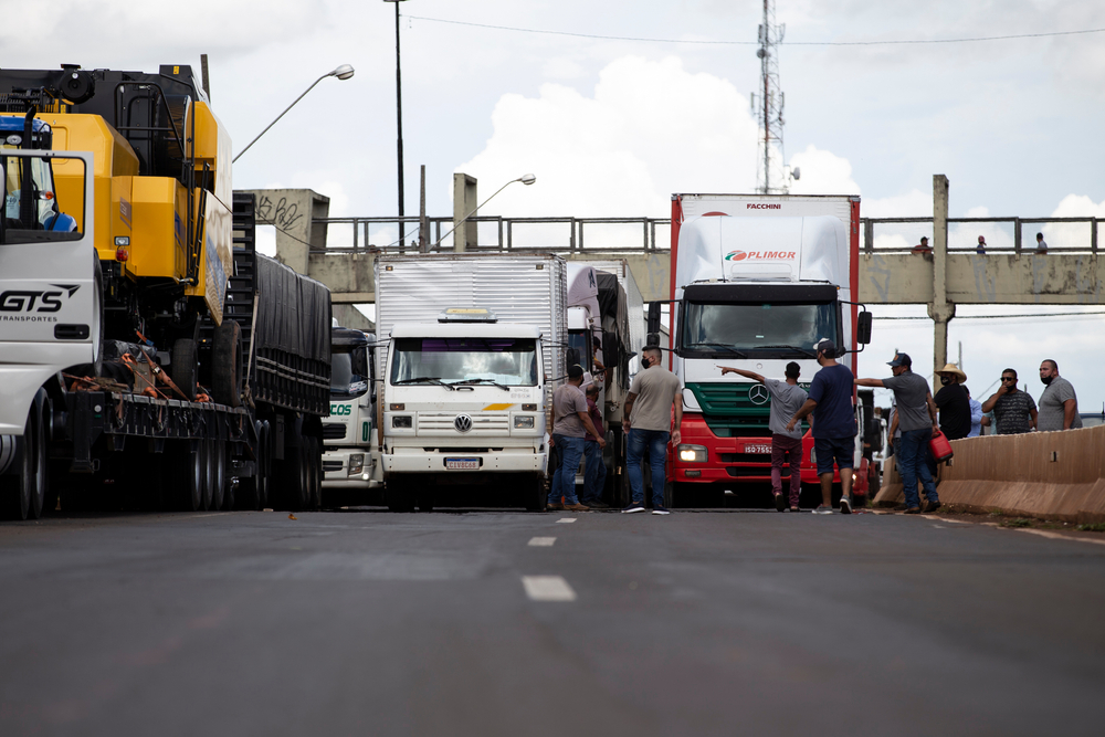 Caminhoneiros não aceitam derrota de Bolsonaro e bloqueiam rodovias em diversos Estados
