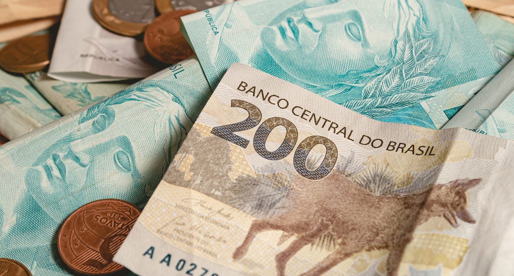 PIB Lula confirma aumento do salário mínimo para R$ 1.320 em maio Preços do setor industrial caem 1,29% em dezembro, quinto resultado negativo seguido Dívida Pública Federal