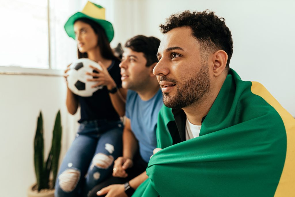 Brasileiros vão assistir aos jogos da Copa do Mundo em casa