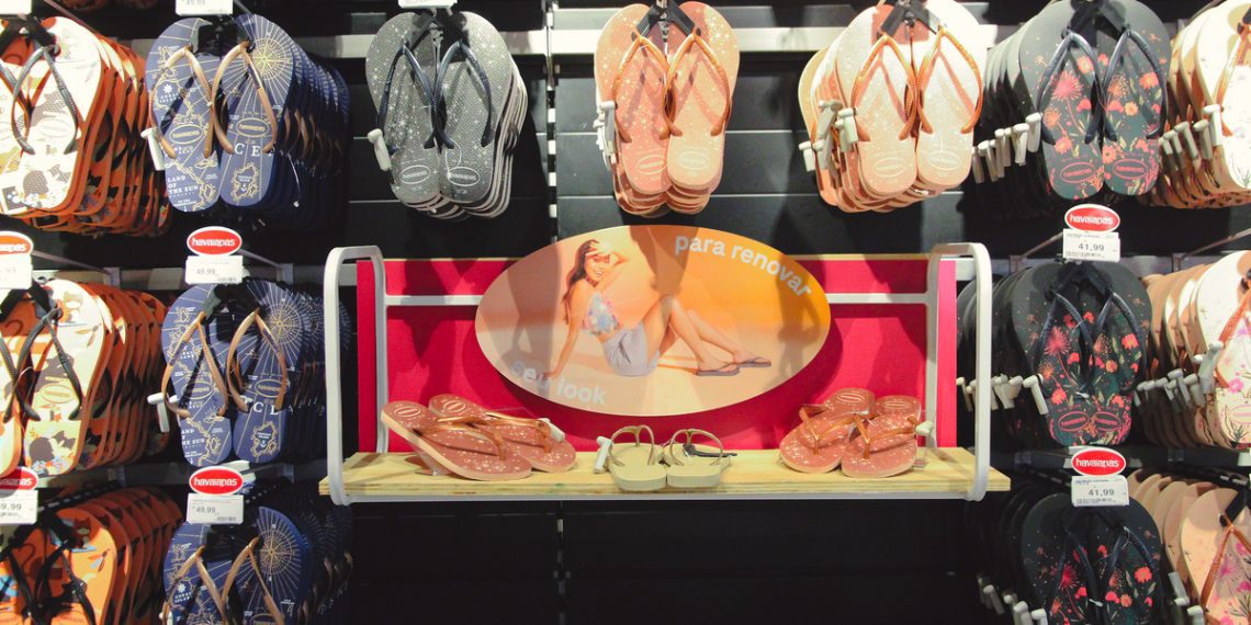 Havaianas inaugura loja no modelo store in store no Carrefour