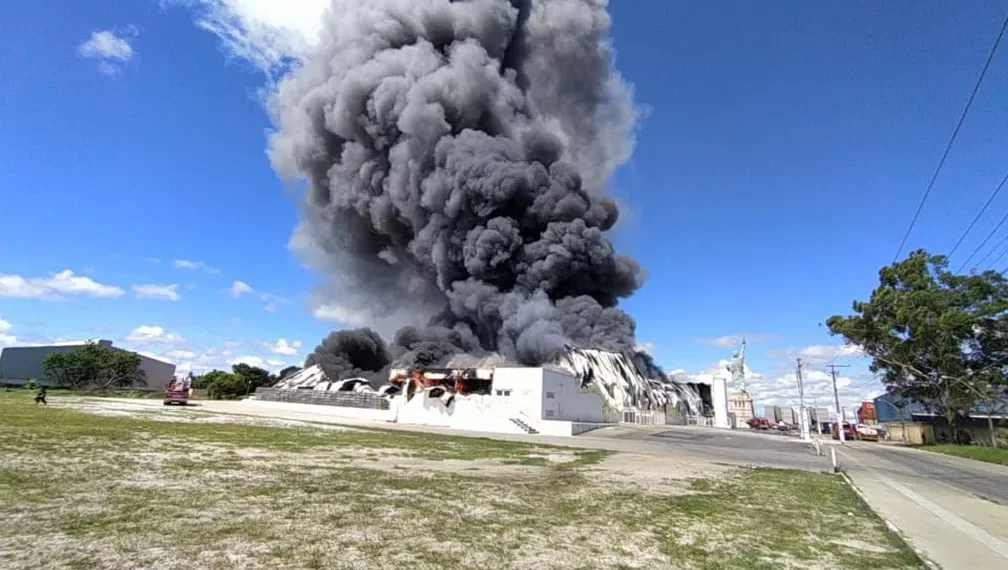 Incêndio de grandes proporções destrói terceira maior loja da Havan na Bahia