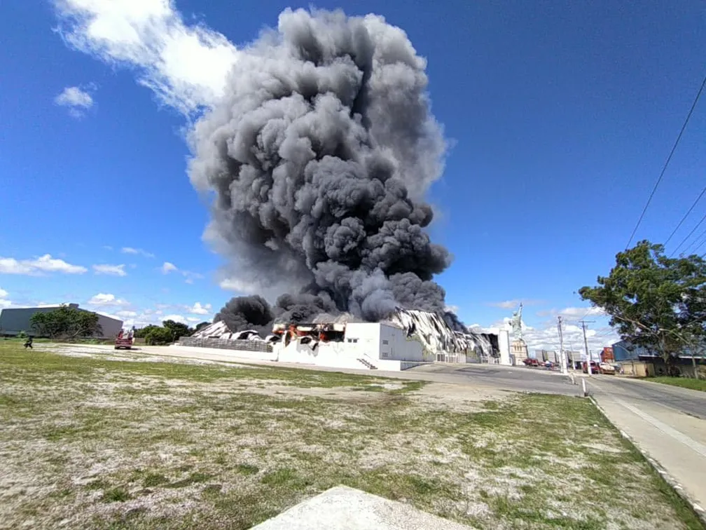 Incêndio de grandes proporções destrói terceira maior loja da Havan na Bahia
