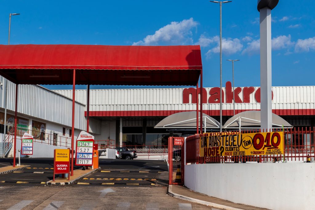Grupo Muffato compra 16 lojas e 11 postos de combustíveis do Makro