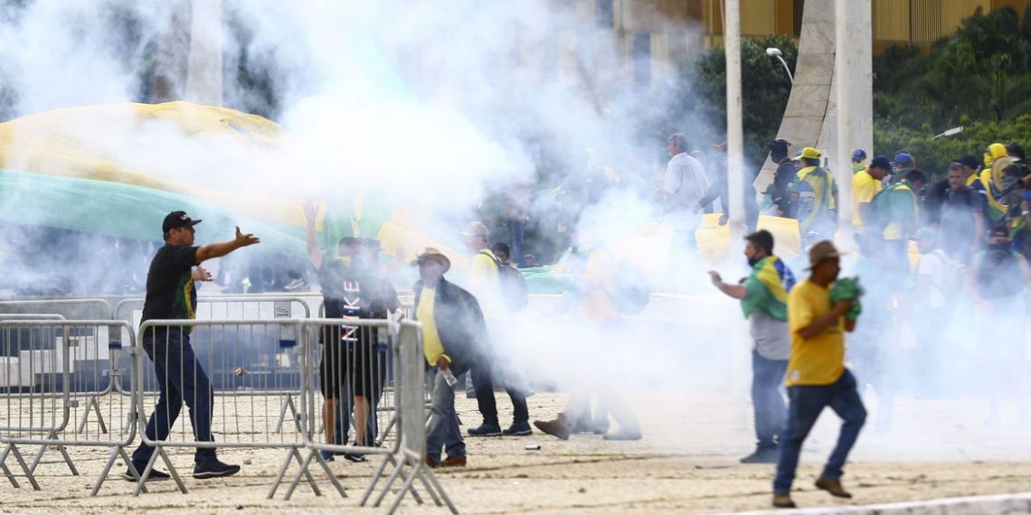 FUP pede bolsonaristas fora da Petrobras em ato pela democracia