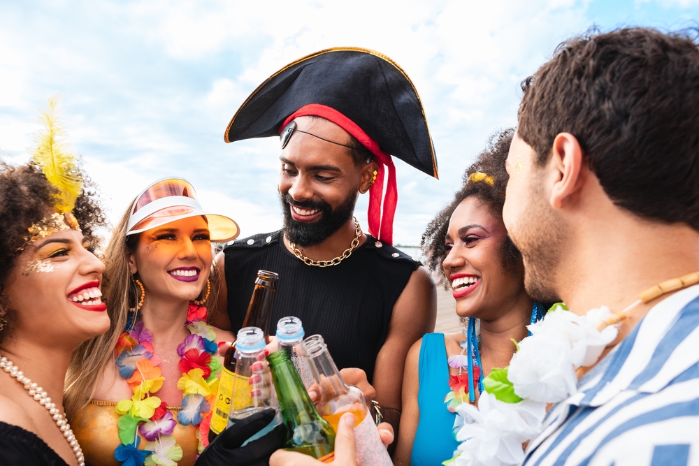 Cervejarias apostam em brindes no retorno do carnaval às ruas