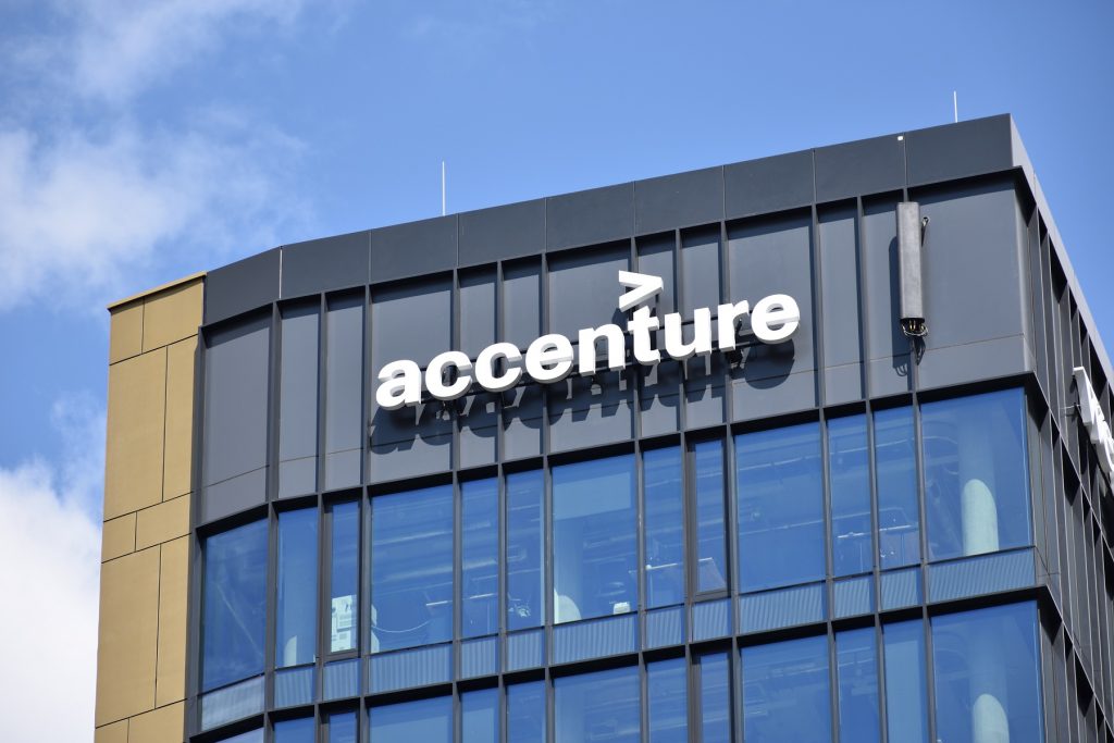 Accenture vai demitir 19 mil funcionários, 2,5% do seu quadro