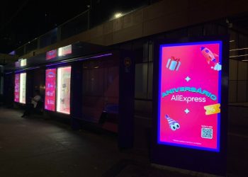 AliExpress transforma ponto de ônibus em ponto de venda em campanha de aniversário