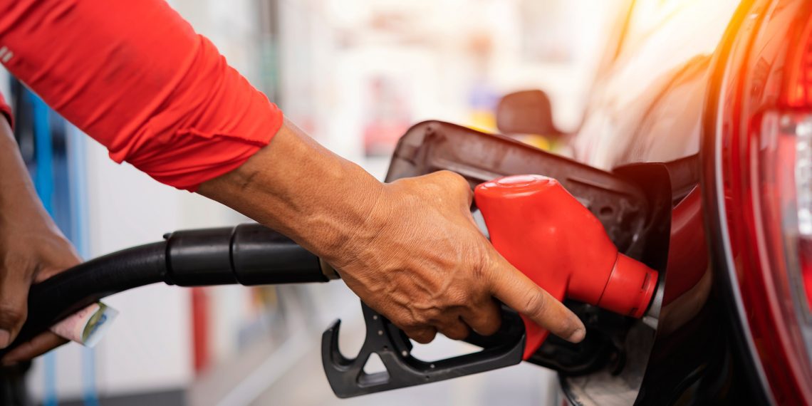 Preço médio da gasolina nas bombas cai novamente