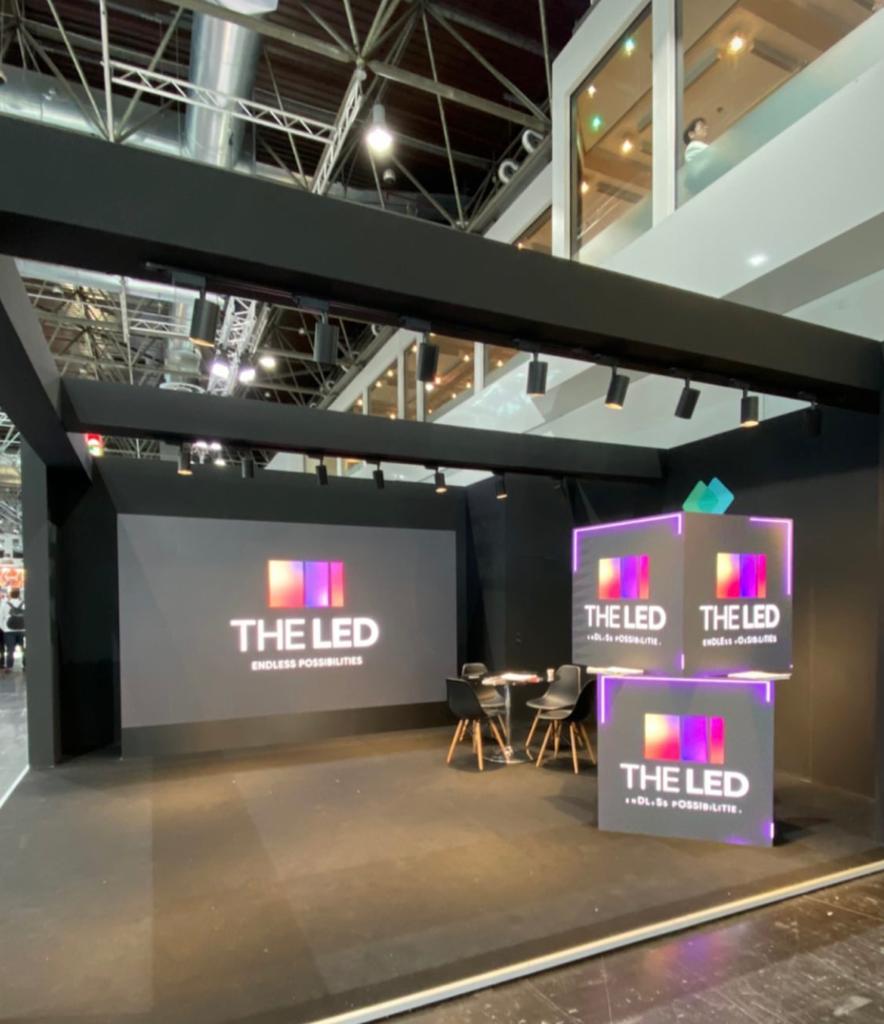 Brasileira The LED monta estande na EuroShop 2023, na Alemanha