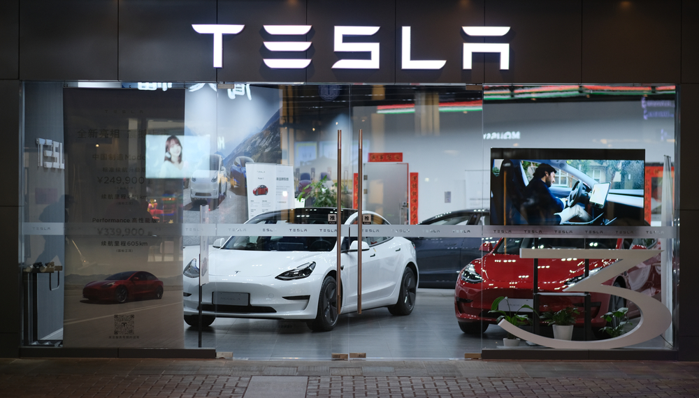 Na China, vendas da Tesla e outros fabricantes de carros elétricos têm forte queda em fevereiro