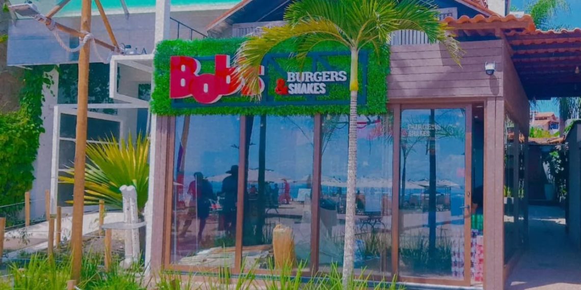 Bob's abre seu primeiro restaurante 'pé na areia' na Bahia