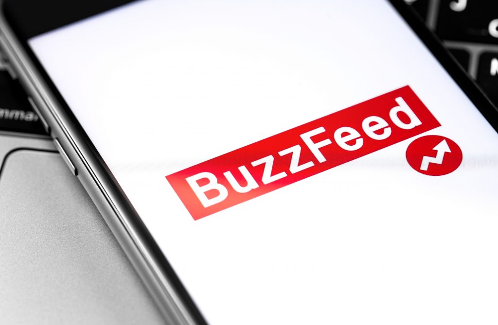 BuzzFeed demite 15% da força de trabalho e encerra divisão de notícias; ação desaba 20% em NY