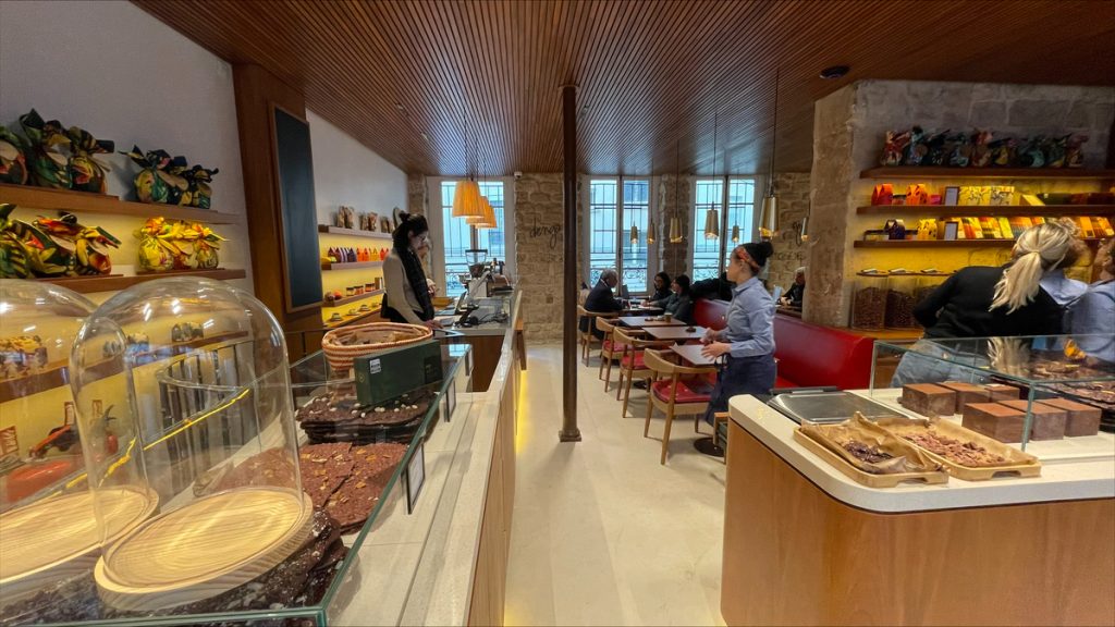 Dengo inicia expansão para o exterior e abre loja em Paris Marca de chocolate de impacto social, Dengo abre loja em Paris