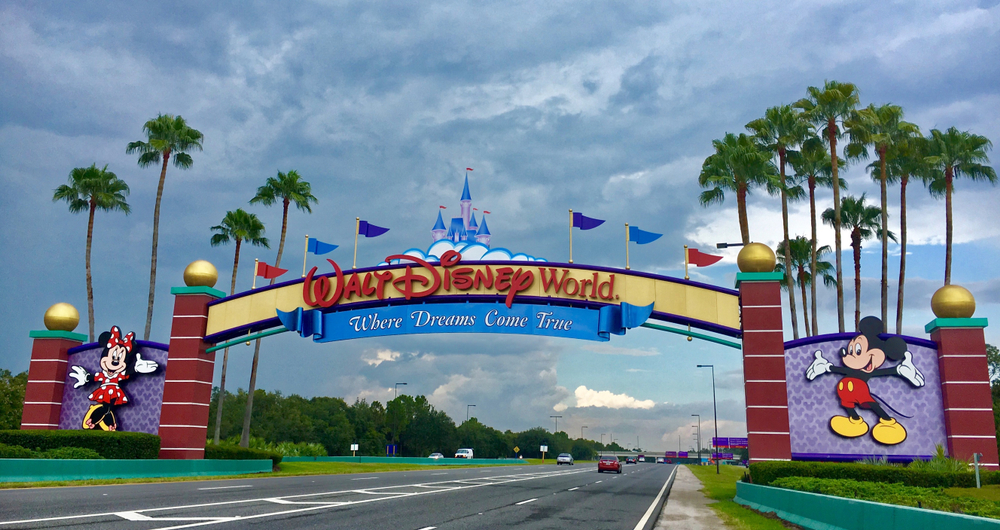 Walt Disney processa governador da Flórida após anulação de acordos fechados pela empresa