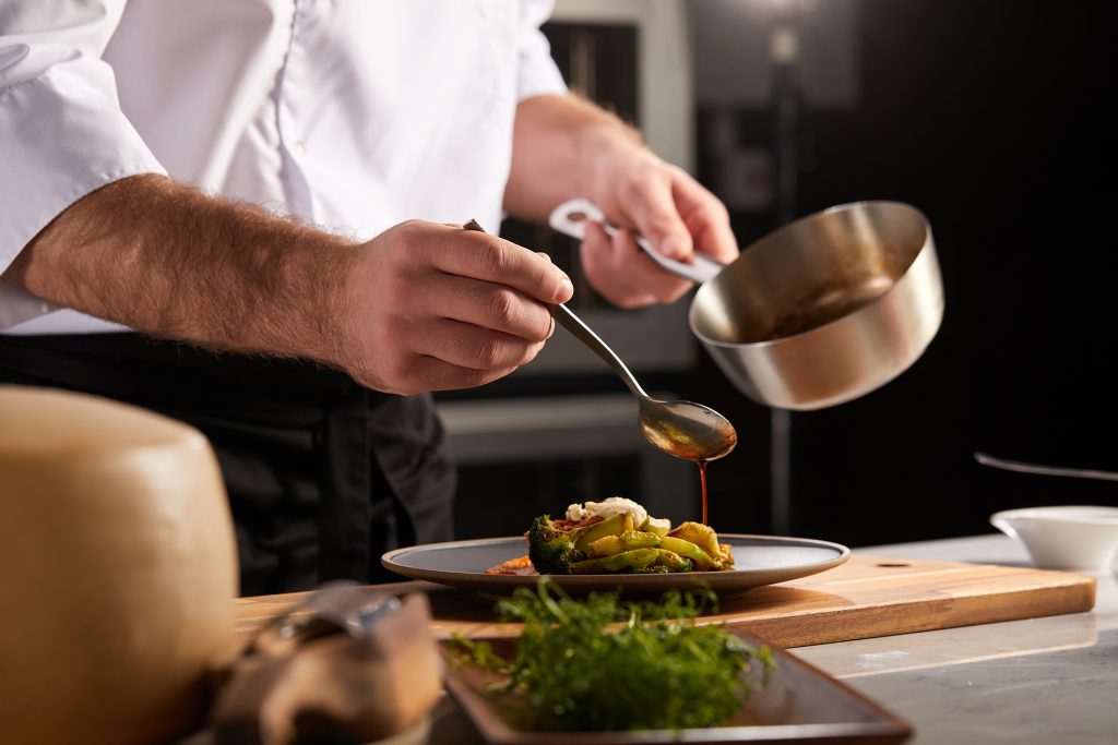 Plataforma de cursos para chefs de cozinha sem custo chega ao Brasil