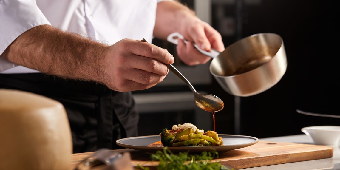 Plataforma de cursos para chefs de cozinha sem custo chega ao Brasil